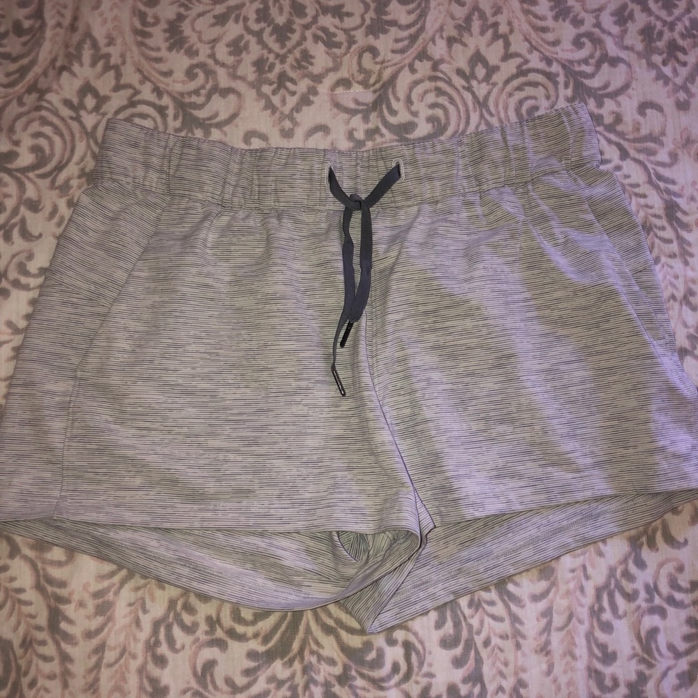 Lululemon On the fly short 2.5”